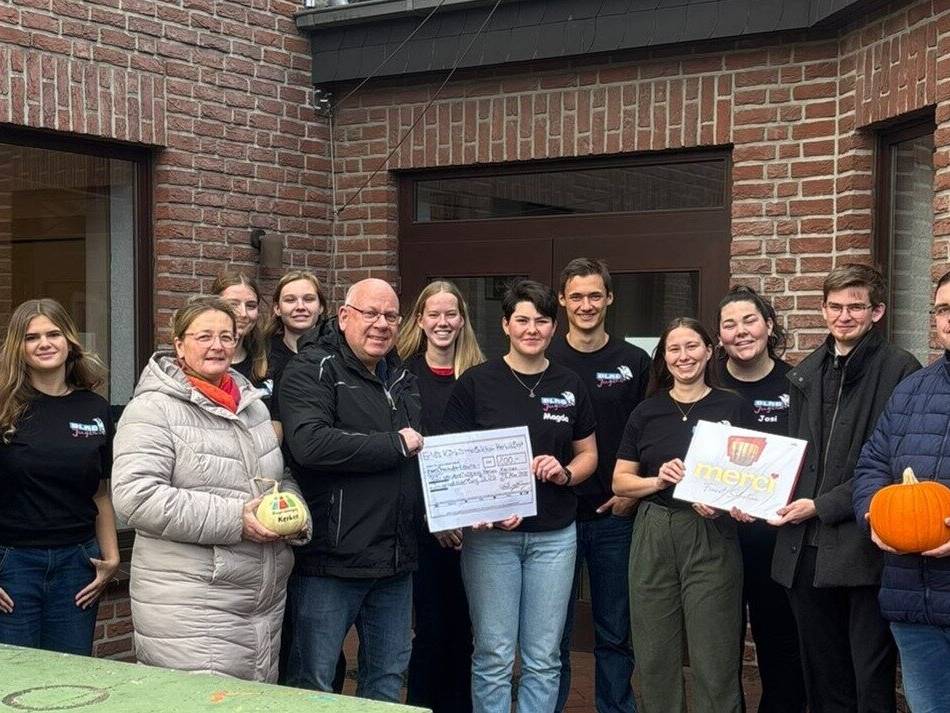 Spendenübergabe: Kürbismalaktion der BVK bringt 200 Euro für die DLRG Kerken ein