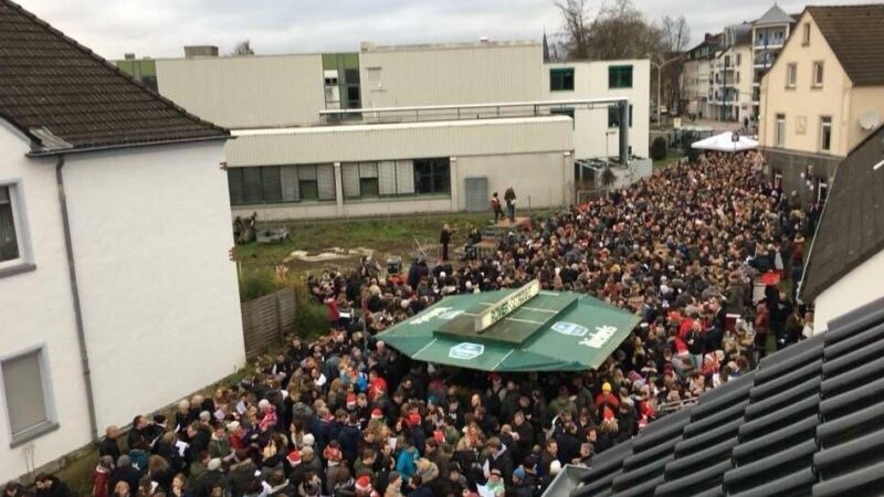 Aktion in Hilden: Mit 2000 Gästen singen im Black Pub