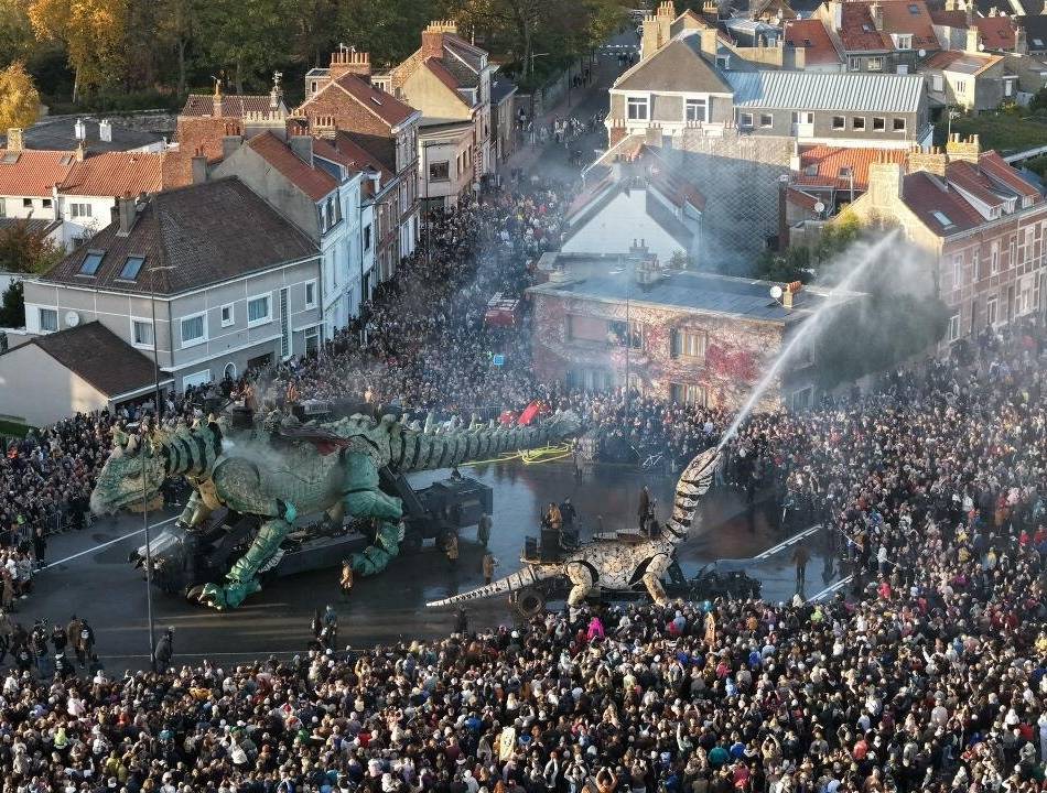 Im Umfeld von Hückeswagens Partnerstadt Etaples: Imposantes Spektakel rund um wandernde Riesenechse