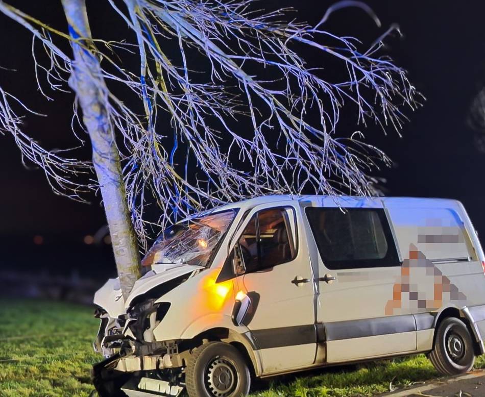 Unfall in Kranenburg: Auto prallt gegen Baum – Feuerwehr muss ihn fällen