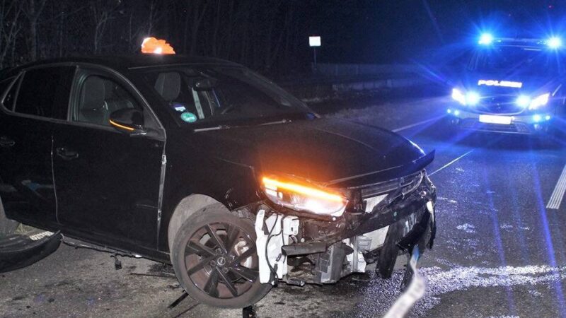 Unfall in Grevenbroich: Wendemanöver auf L375 endet in Kollision zweier Mietwagen