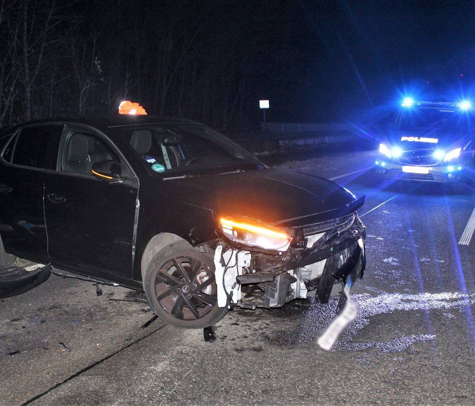 Unfall in Grevenbroich: Wendemanöver auf L375 endet in Kollision zweier Mietwagen