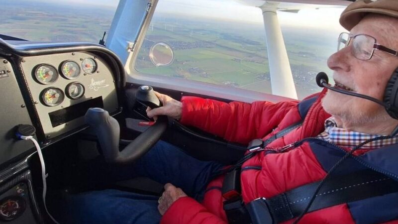 Mit 92 ins eigene Cockpit: Das außergewöhnliche Fliegerleben des Heinz Becks