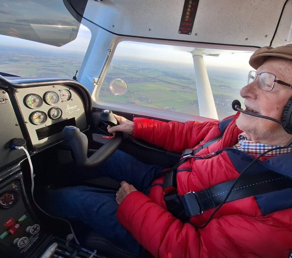 Mit 92 ins eigene Cockpit: Das außergewöhnliche Fliegerleben des Heinz Becks