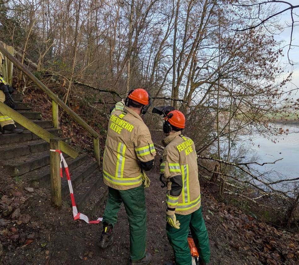 Feuerwehr im Einsatz: Umgestürzter Baum blockierte Wanderweg am Kermisdahl in Kleve