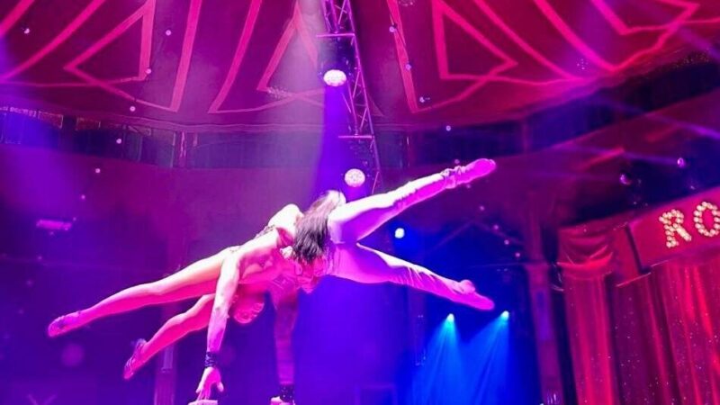 Spiegelzelt voller Artisten: Circus Varieté Ronday feiert Premiere in Venlo