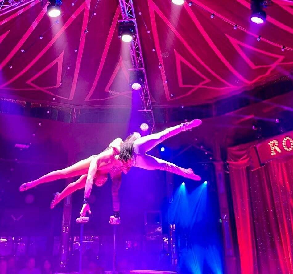 Spiegelzelt voller Artisten: Circus Varieté Ronday feiert Premiere in Venlo