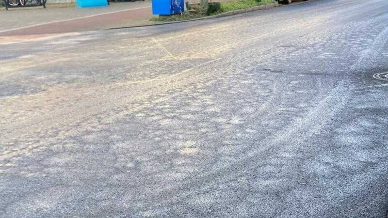 Behinderungen im Straßenverkehr: Glatte Straßen in Düsseldorf – vereiste Oberleitungen – Awista streut