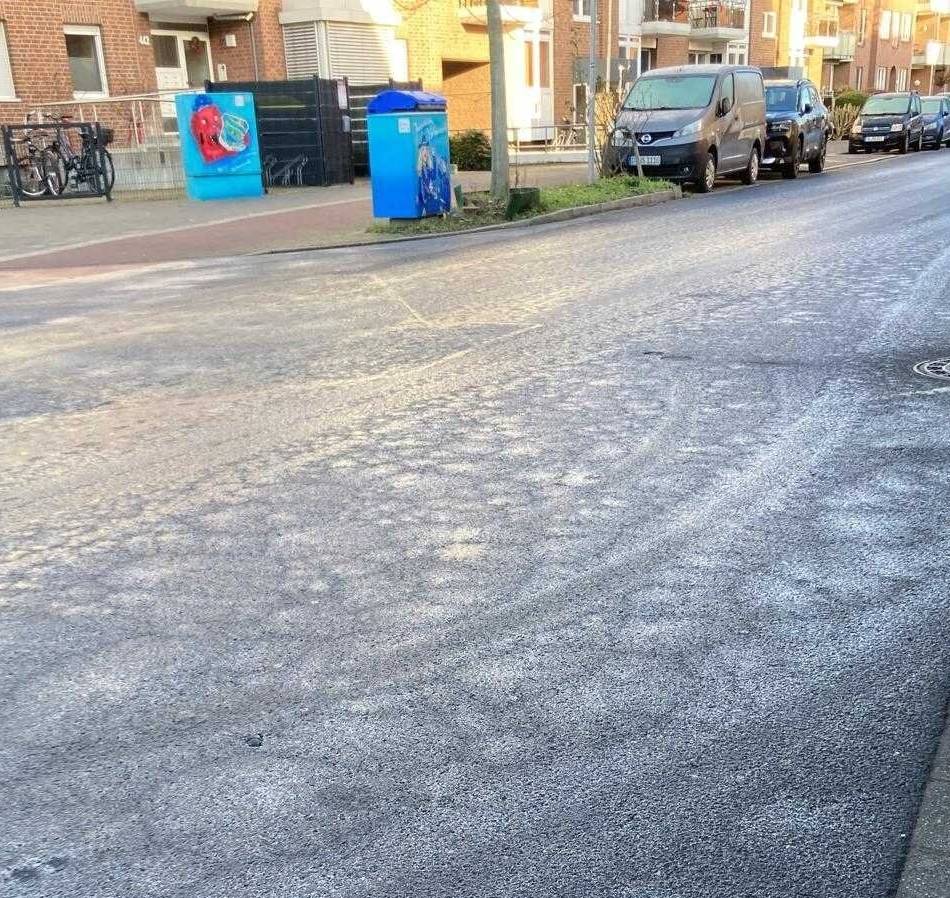 Behinderungen im Straßenverkehr: Glatte Straßen in Düsseldorf – vereiste Oberleitungen – Awista streut