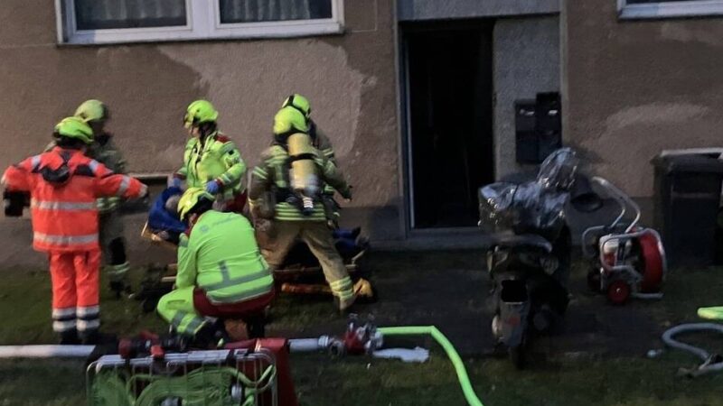 Brand in Tiefenbroich: Feuerwehr rettet Person aus verrauchter Wohnung
