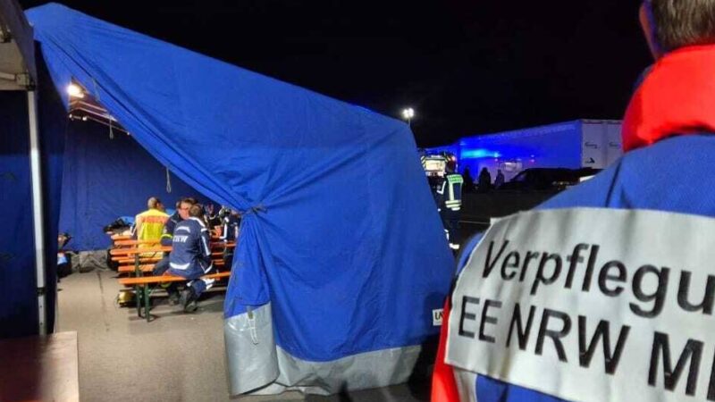 DRK-Einsatz nach Lkw-Brand auf der Autobahn: A 46-Unfall – 400 Essen, 1160 Liter Getränke, 2500 Schokoriegel