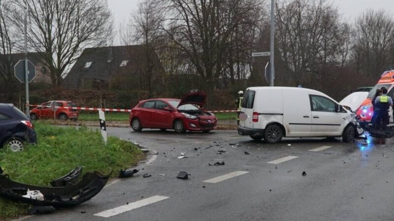 Drei Fahrzeuge beteiligt: Grefrather bei Unfall auf Kreuzung schwer verletzt