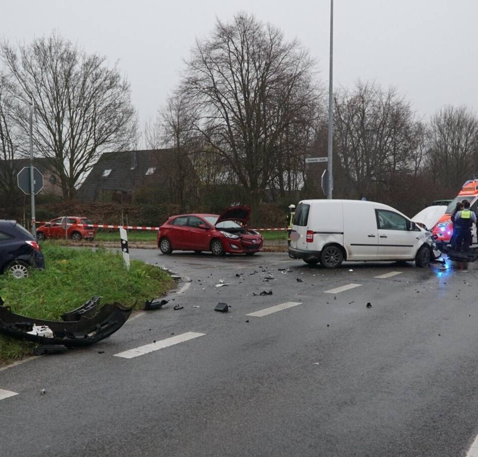 Drei Fahrzeuge beteiligt: Grefrather bei Unfall auf Kreuzung schwer verletzt