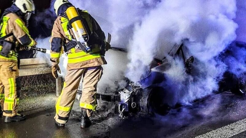 Feuerwehreinsätze in Grevenbroich: Auto brennt auf A46 – anderer Pkw überschlägt sich in Wevelinghoven