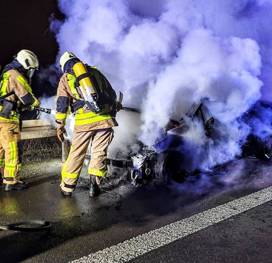 Feuerwehreinsätze in Grevenbroich: Auto brennt auf A46 – anderer Pkw überschlägt sich in Wevelinghoven