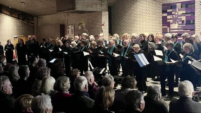 Lukaskirche in Langenfeld: Projektchor und „KlangPur“ begeisterten beim Adventskonzert