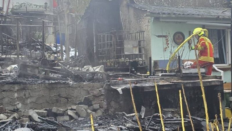 Kleingärten in Heiligenhaus: Feuerwehr löscht Laubenbrand frühmorgens