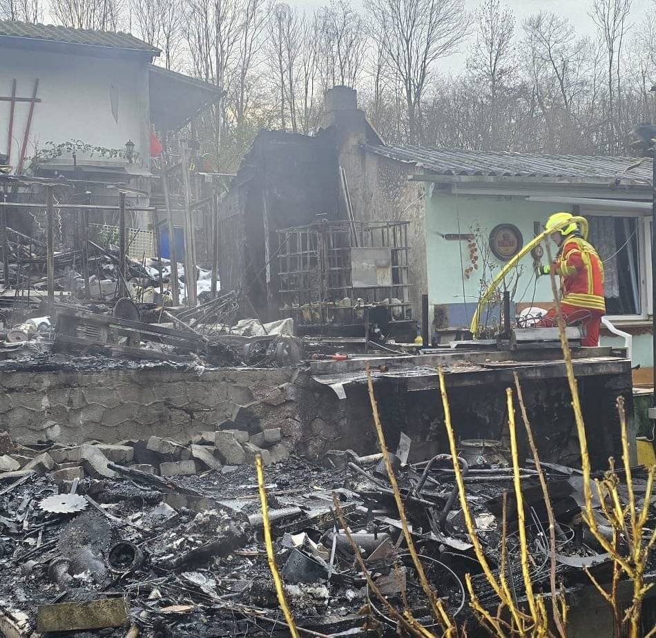 Kleingärten in Heiligenhaus: Feuerwehr löscht Laubenbrand frühmorgens