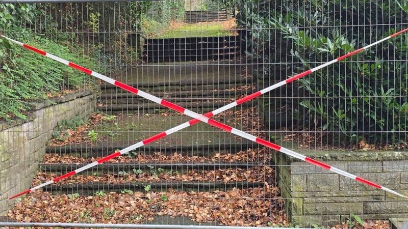 Treppenzugang in Leverkusen abgesperrt: Vandalismusschäden auf Ehrenfriedhof