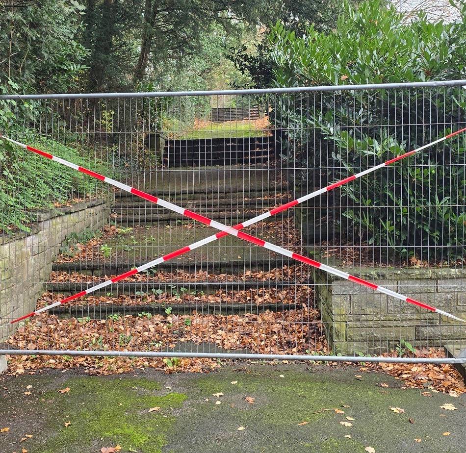 Treppenzugang in Leverkusen abgesperrt: Vandalismusschäden auf Ehrenfriedhof