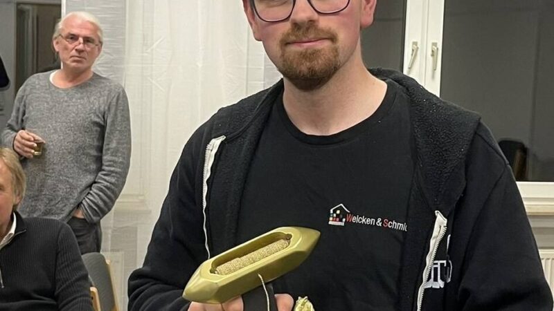 Schachspielgemeinschaft Hückeswagen: Tom Niklas Arnz gewinnt das „Goldene Weberschiffchen“