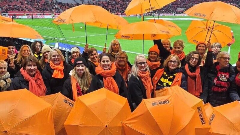 Aktion in Leverkusen: Orange Schirme in der BayArena