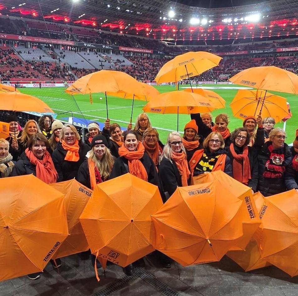 Aktion in Leverkusen: Orange Schirme in der BayArena