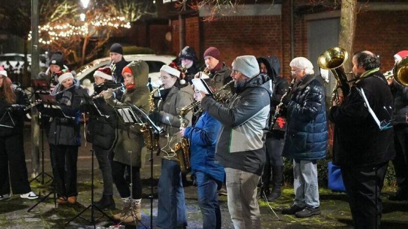 Verein spielt Weihnachtslieder: Musik an Heiligabend von Cäcilia Brüggen
