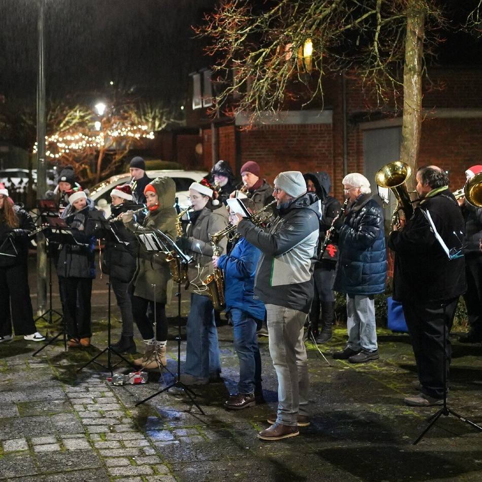 Verein spielt Weihnachtslieder: Musik an Heiligabend von Cäcilia Brüggen