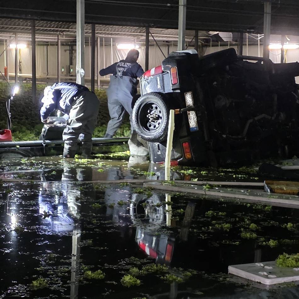 Ungewöhnlicher Unfall in Straelen: Auto kommt von der Straße ab und landet im Gewächshaus