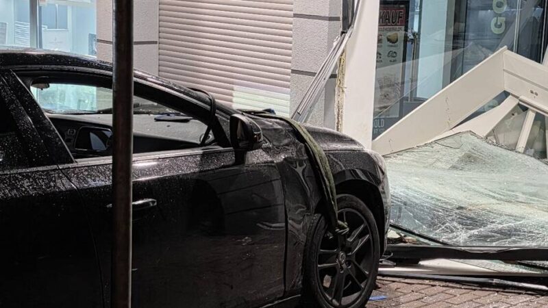 „Die müssen schon mal hier gewesen sein“: Unbekannte rasen in Klever Juweliergeschäft – knapp halbe Million Euro Schaden