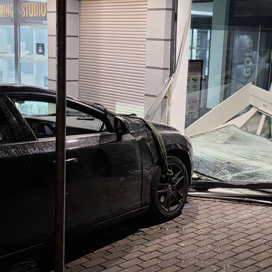 „Die müssen schon mal hier gewesen sein“: Unbekannte rasen in Klever Juweliergeschäft – knapp halbe Million Euro Schaden