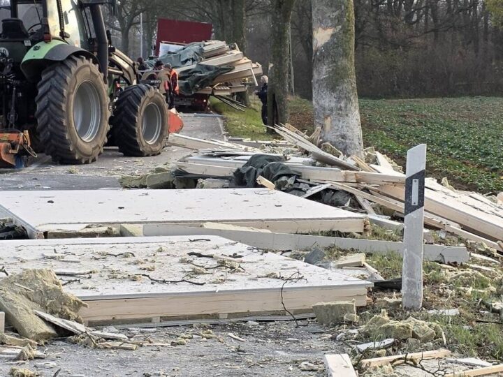 Nahe der B 9: „Es ist ein Trümmerfeld“ – Fertighaus-Transporter verunglückt in Kevelaer
