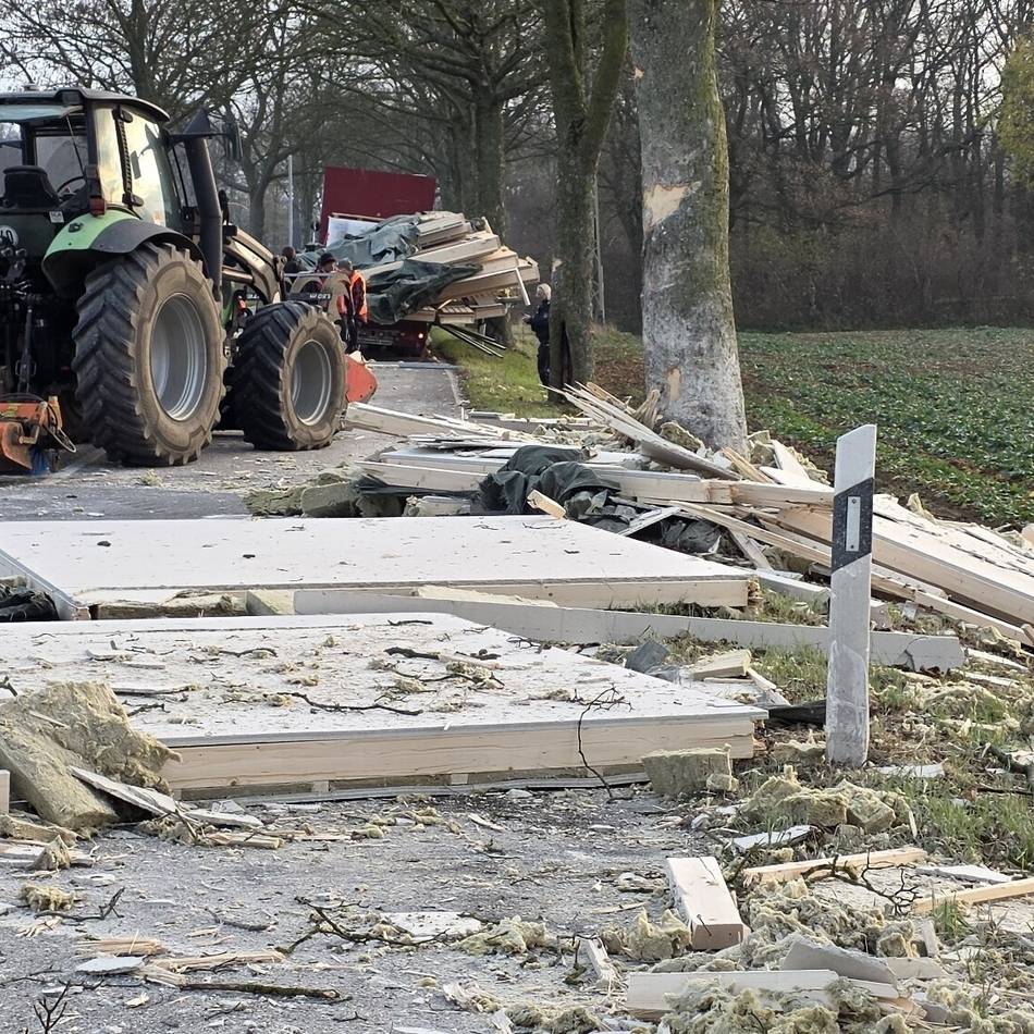 Nahe der B 9: „Es ist ein Trümmerfeld“ – Fertighaus-Transporter verunglückt in Kevelaer