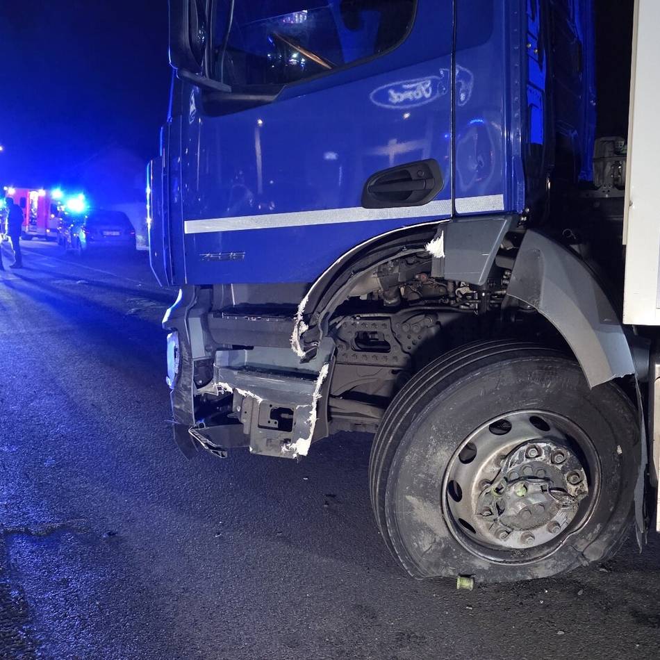 Unfall am Mittwochabend: Schwerer Unfall in Geldern – Wagen stößt mit Lkw zusammen