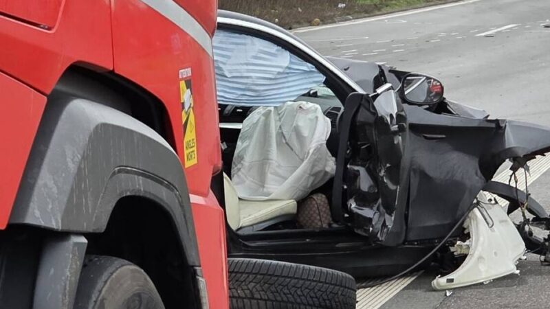 Tödlicher Verkehrsunfall auf der A57: Zwei Menschen sterben noch am Unfallort