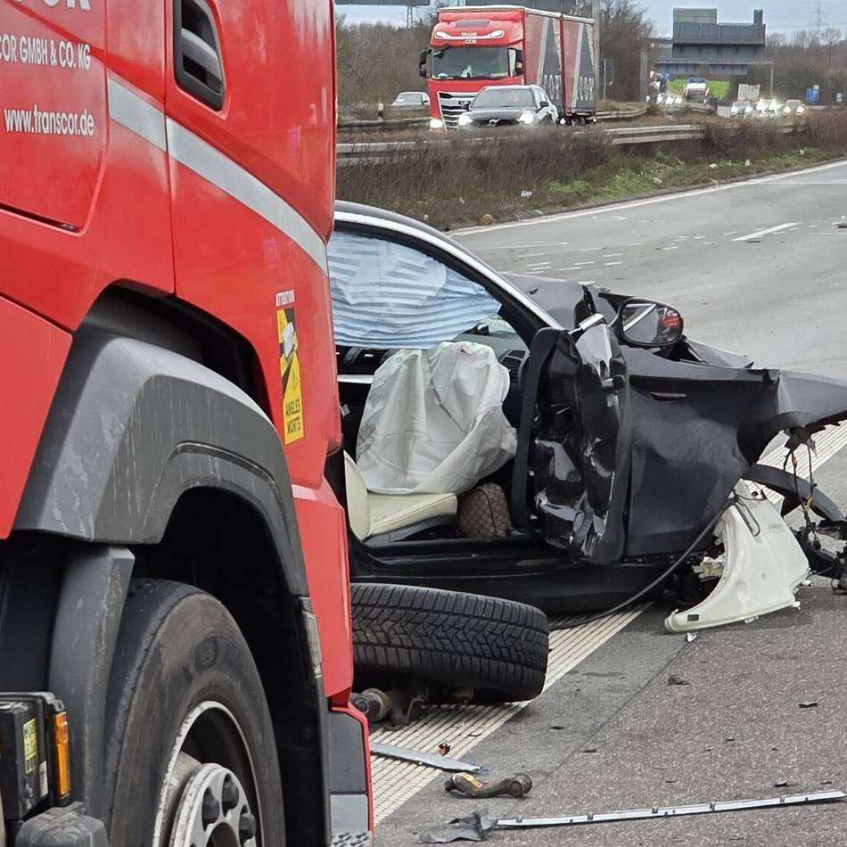 Tödlicher Verkehrsunfall auf der A57: Zwei Menschen sterben noch am Unfallort