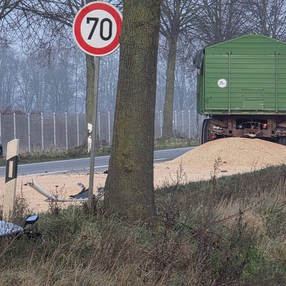 Wegen Aufräumarbeiten lange gesperrt: Autofahrer fährt in Traktoranhänger auf der B 9 in Kerken