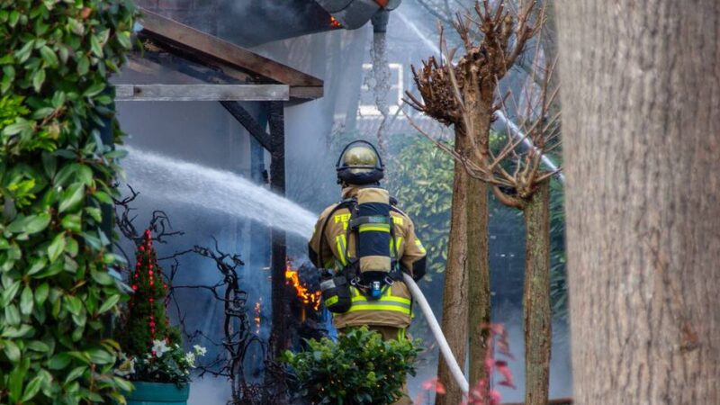 Brand in Krefeld-Verberg: Gartenhaus steht in Flammen – Feuerwehr verhindert Schlimmeres