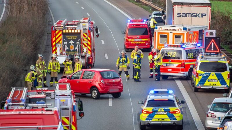Unfall mit fünf Fahrzeugen auf A57: Autobahn zwischen Gartenstadt und Kapellen zwischenzeitlich gesperrt