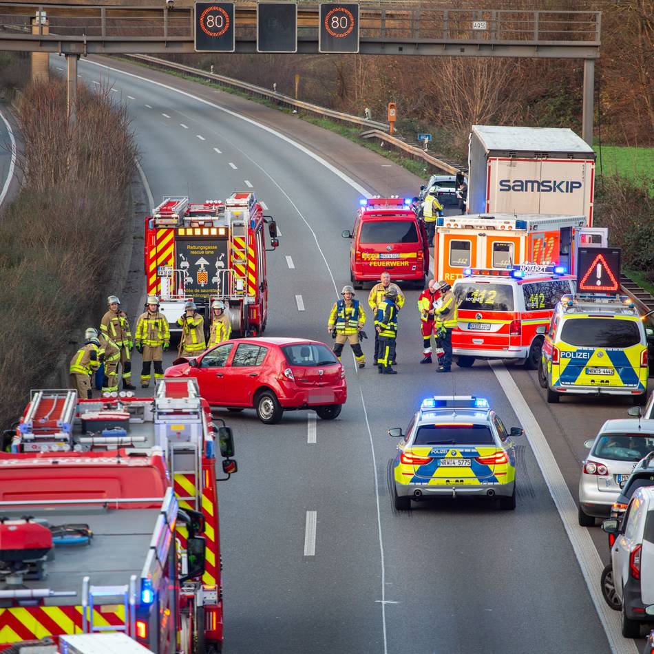Unfall mit fünf Fahrzeugen auf A57: Autobahn zwischen Gartenstadt und Kapellen zwischenzeitlich gesperrt