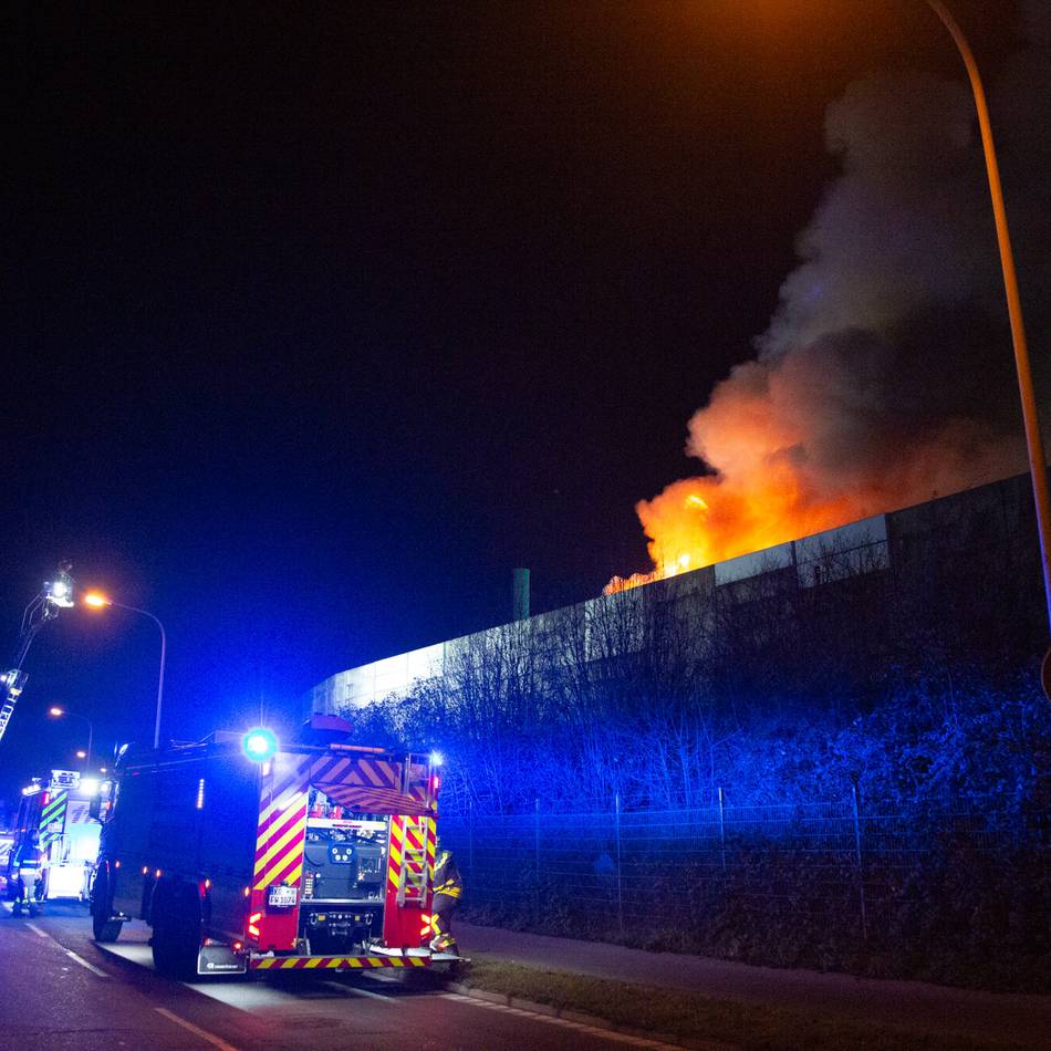 Recyclingbetrieb in Krefeld: BUND stellt Strafanzeige nach Großbrand im Hafen