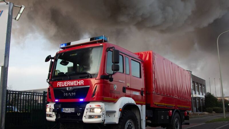 Großbrand im Hafen Krefeld: Hunderte Feuerwehrleute im Einsatz – Rauch zieht schlecht ab