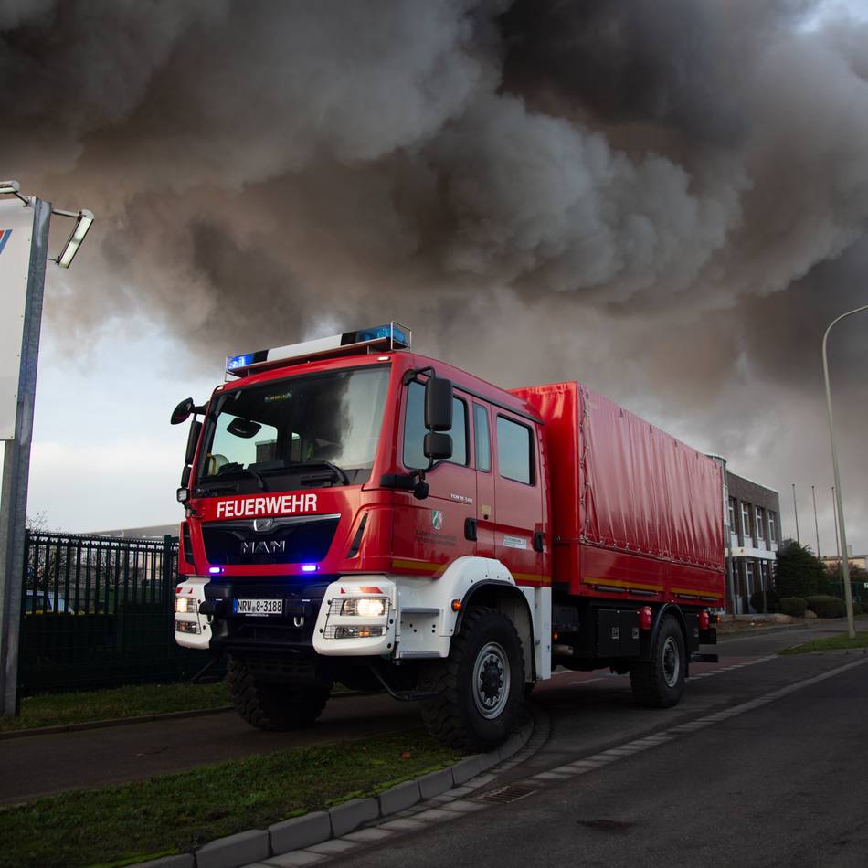 Feuer im Krefelder Hafen: „Ich dachte kurz, mein Haus brennt“ – Brandgeruch erreicht den Niederrhein