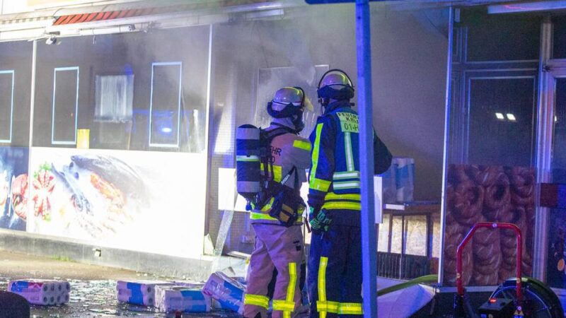Großeinsatz in Krefeld: Feuer in Supermarkt – Polizei sucht Zeugen