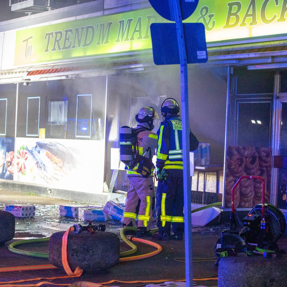 Großeinsatz in Krefeld: Feuer in Supermarkt – Polizei sucht Zeugen