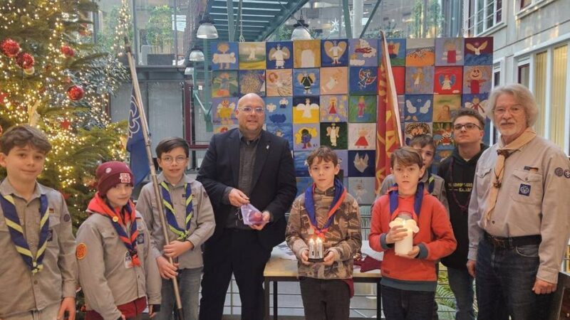 Besuch im Kaarster Rathaus: Pfadfinder bringen das Friedenslicht in die Stadt