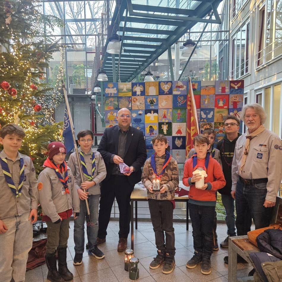 Besuch im Kaarster Rathaus: Pfadfinder bringen das Friedenslicht in die Stadt