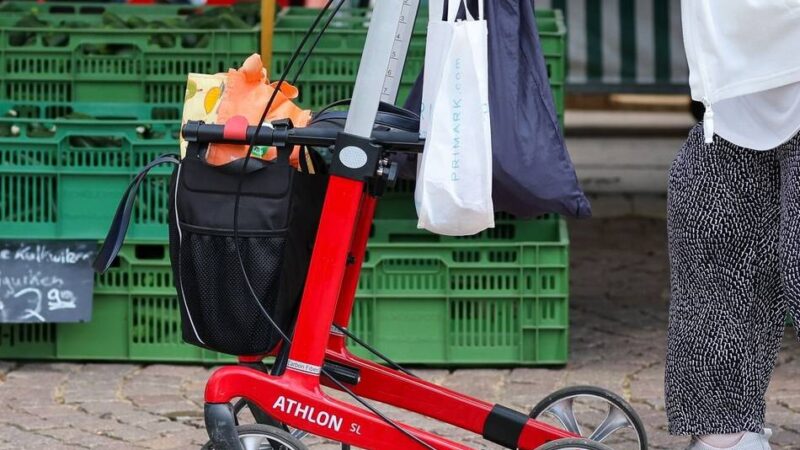 Stadt Dormagen und Seniorenbeirat: Hinweise zur Achtsamkeit an Leitsystemen