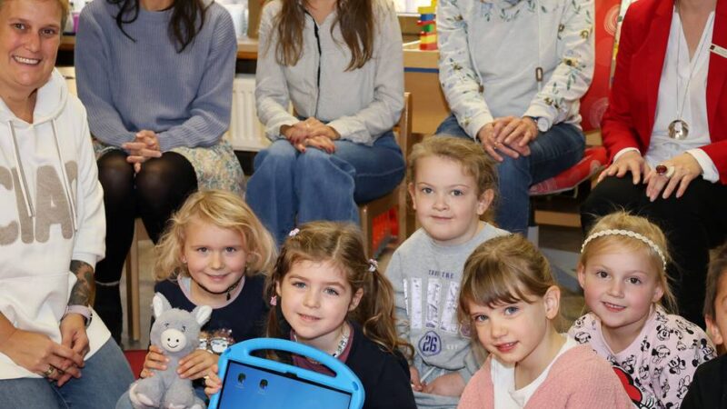 Spende der Sparkasse: Tablets für die Maxi-Kinder der Rheinberger Kita St. Peter